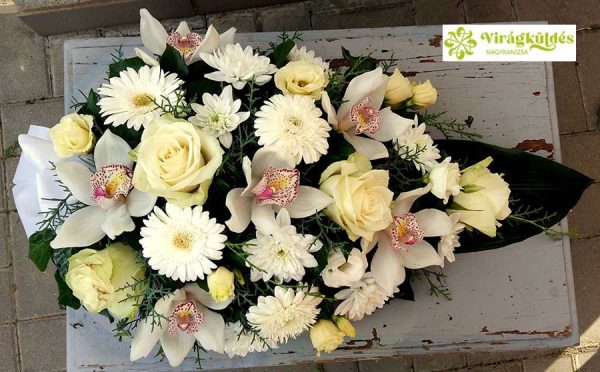 Tűzött sírcsokor fehér-krém virágokból