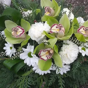 Sírcsokor fehér virágokkal és orchideával